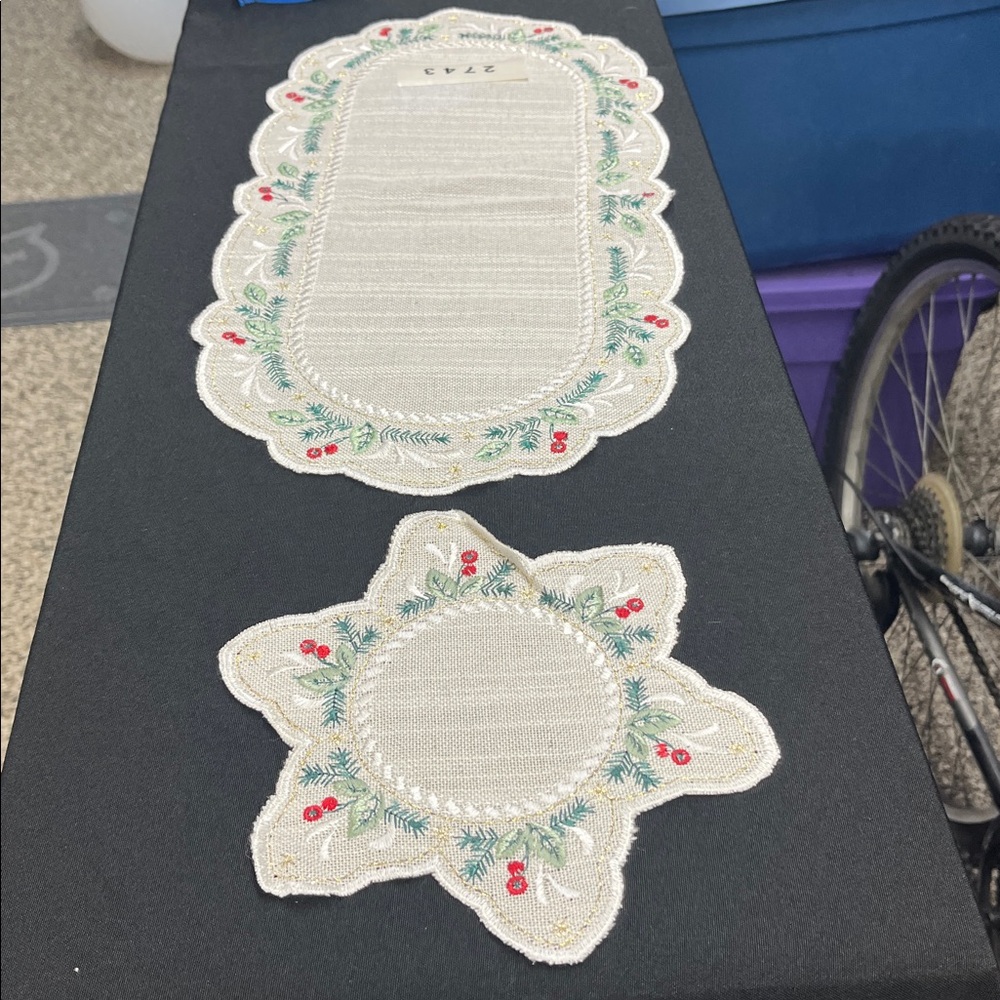 Table runner festive set of 2
Cream /red flower/ green leaves design NWT